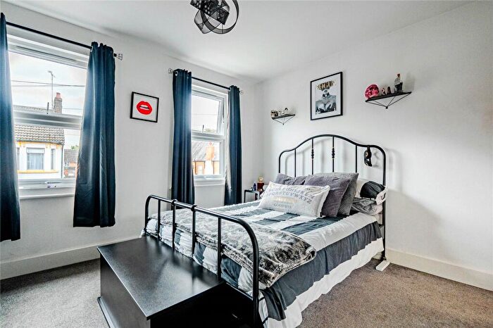 2 Bedroom Terraced House For Sale In Chiltern Road, Dunstable, Bedfordshire, LU6