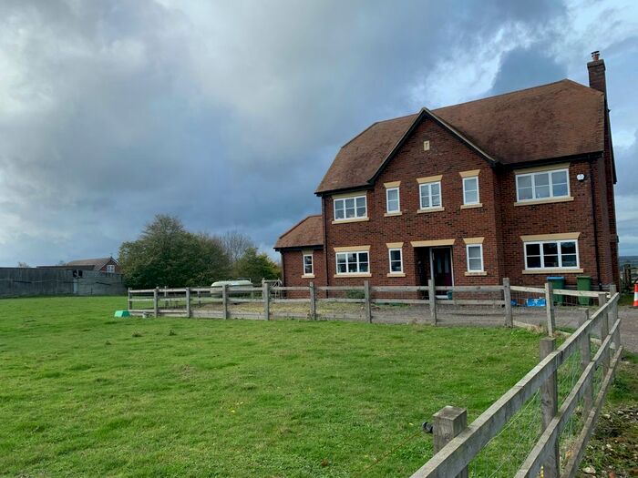4 Bedroom Farmhouse For Sale In Buckinghamshire, Great Brickhill, MK17