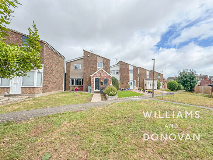 4 Bedroom Detached House For Sale In Chestnut Path, Canewdon, SS4