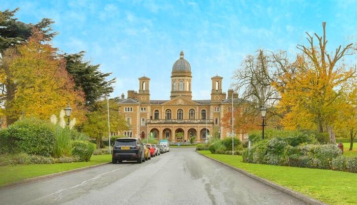 3 Bedroom Semi-Detached House To Rent In Royal Drive, London, N11