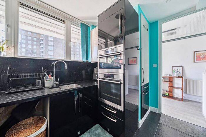 3 Bedroom Flat To Rent In Alexandra Road, St John's Wood, London, NW8