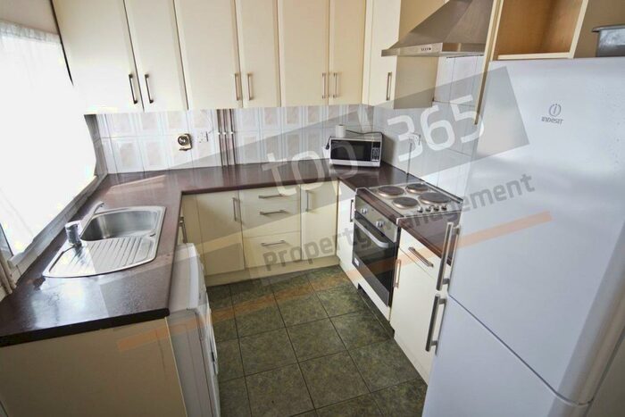 5 Bedroom Town House To Rent In **&#;pppw Excluding** Bentinck Road, Hyson Green, NG7