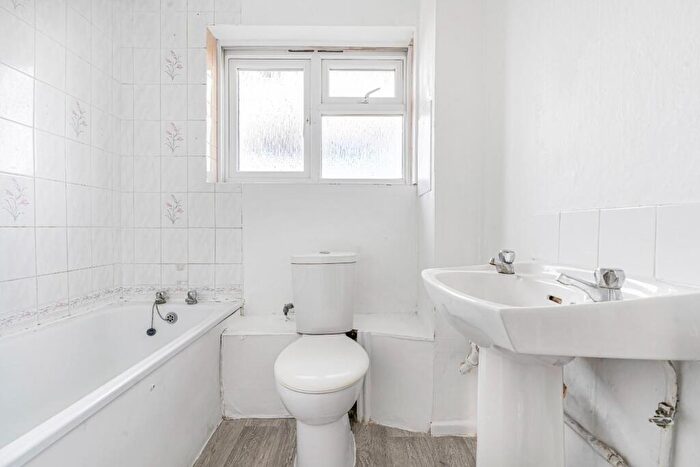 2 Bedroom Flat For Sale In Greystead Road, London, SE23