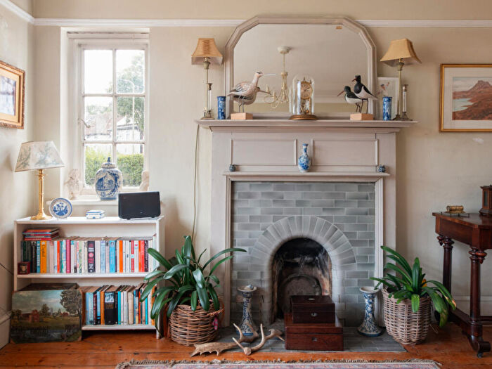 4 Bedroom Semi-Detached House For Sale In Hendon Park, London, NW4