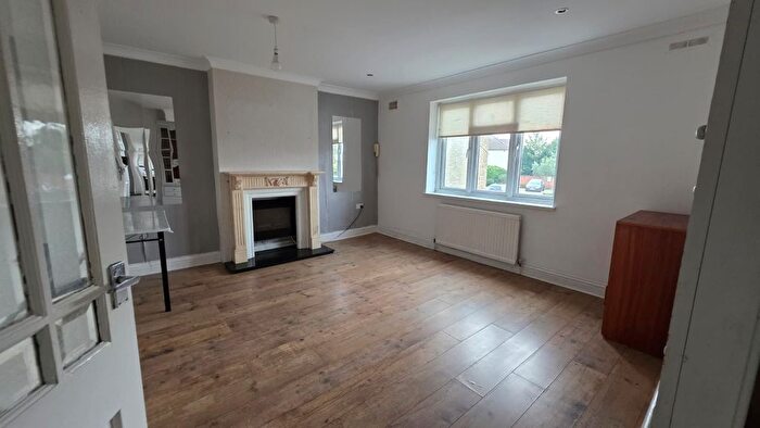 3 Bedroom Flat To Rent In Upminster Road North, Rainham, RM13