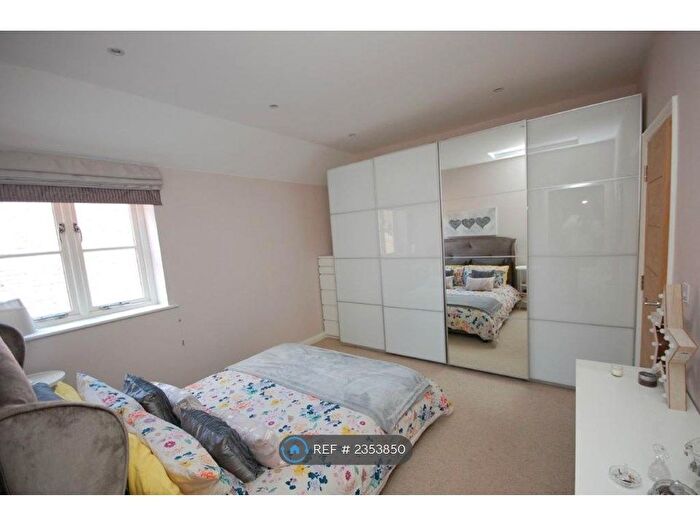 2 Bedroom Flat To Rent In Carlton Yard, Farnham, GU9