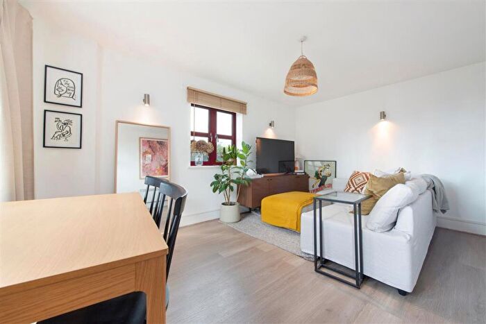 1 Bedroom Flat For Sale In Quaker Street, Shoreditch High Street, E1
