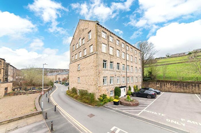 2 Bedroom Flat For Sale In Lower Mill Lane, Holmfirth, HD9