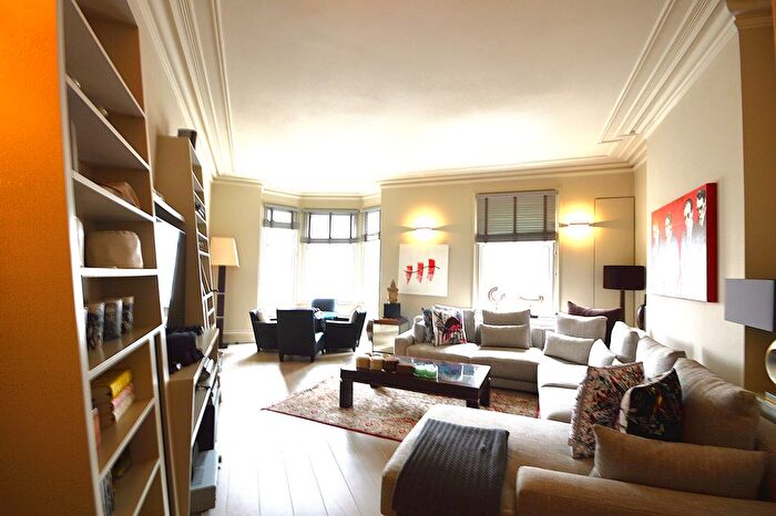 3 Bedroom Flat To Rent In Knightsbridge, London, SW1X