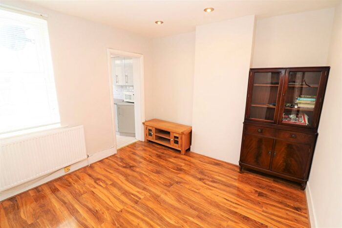 2 Bedroom Flat To Rent In Hall Lane, Chingford, E4