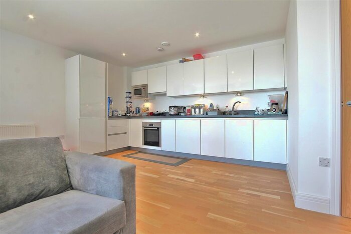 2 Bedroom Flat To Rent In High Street, Hounslow, TW3