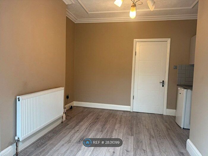 Studio To Rent In Hallswelle Road, London, NW11