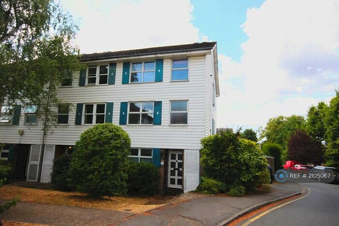 5 Bedroom Semi-Detached House To Rent In Berystede, Kingston Upon Thames, KT2