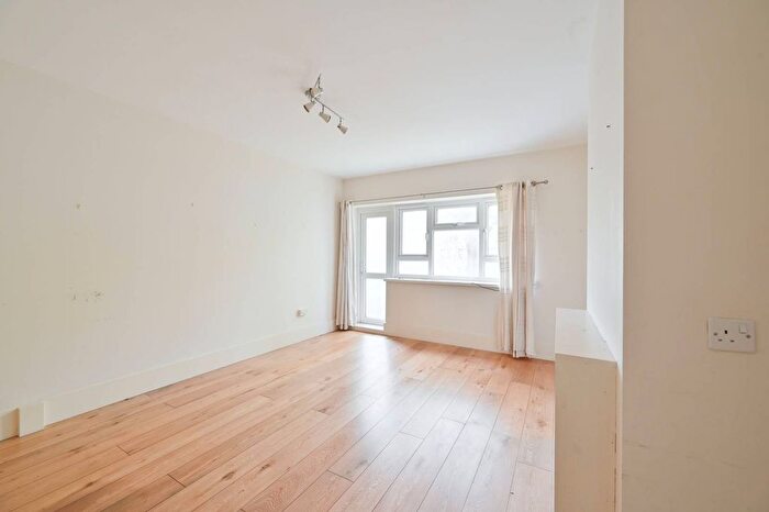 3 Bedroom Flat To Rent In Westbridge Road, Battersea, London, SW11