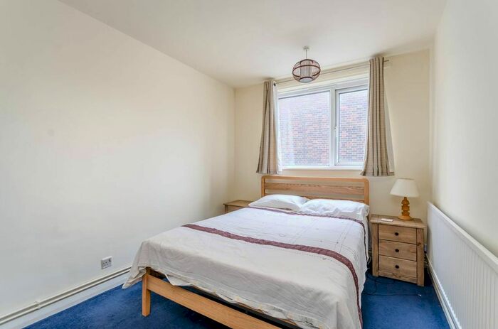 2 Bedroom Flat To Rent In Heathfield Road, Wandsworth, London, SW18