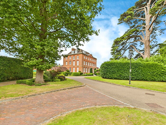 2 Bedroom Flat For Sale In Springfield Park House, Horsham, RH12