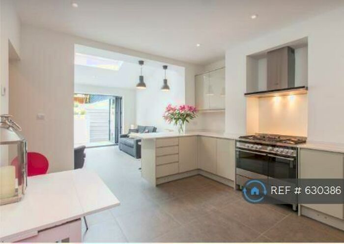 2 Bedroom Flat To Rent In Ramsden Road, London, SW12