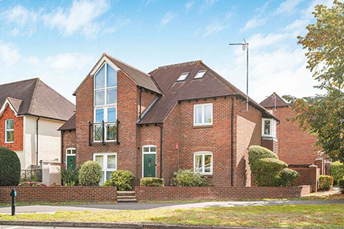 2 Bedroom Apartment For Sale In Parkers Lane, Ashtead, KT21