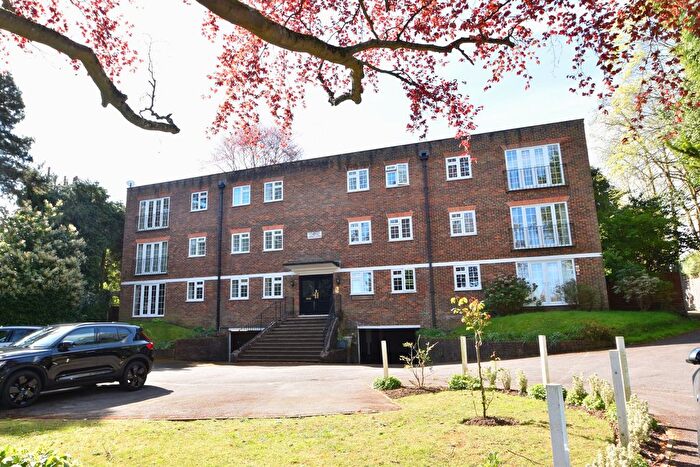 2 Bedroom Flat For Sale In Grosvenor Court, Weybridge, KT13
