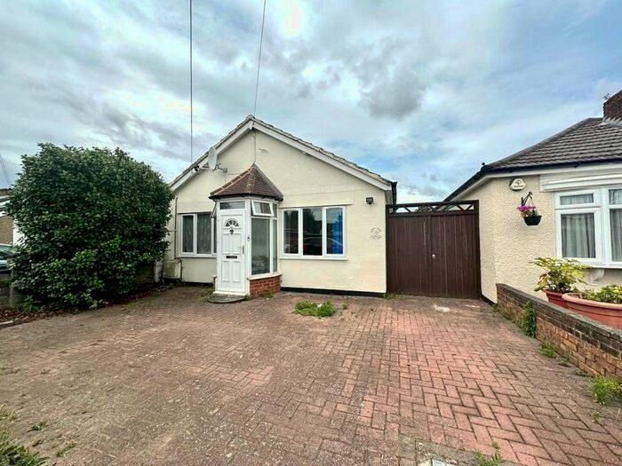 4 Bedroom Bungalow To Rent In White Heart Avenue, Uxbridge, UB8