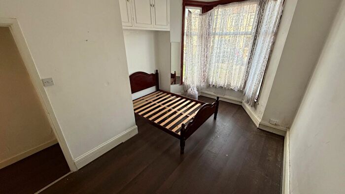 1 Bedroom Flat To Rent In Kingswood Road, Seven Kings, Ilford, Essex, IG3