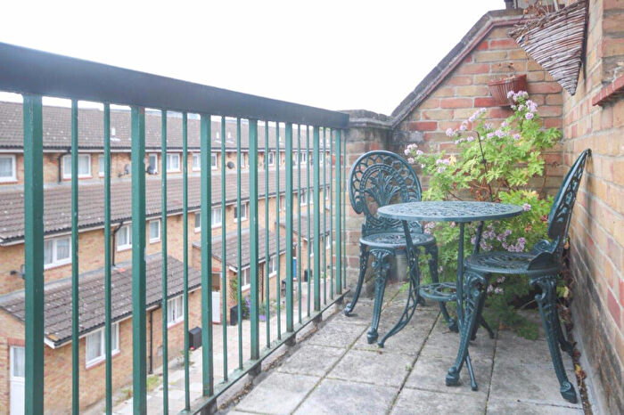 2 Bedroom Apartment To Rent In East Street, London, SE17