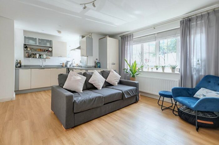 1 Bedroom Apartment For Sale In Lambourne Chase, Chelmsford, CM2