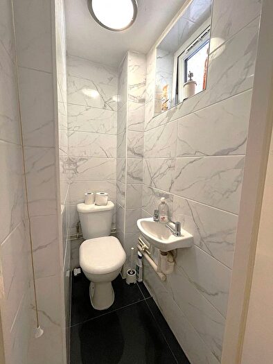 5 Bedroom Flat To Rent In Bow, E3