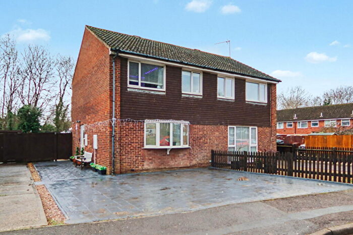 3 Bedroom Semi-Detached House For Sale In Sussex Drive, Banbury, OX16