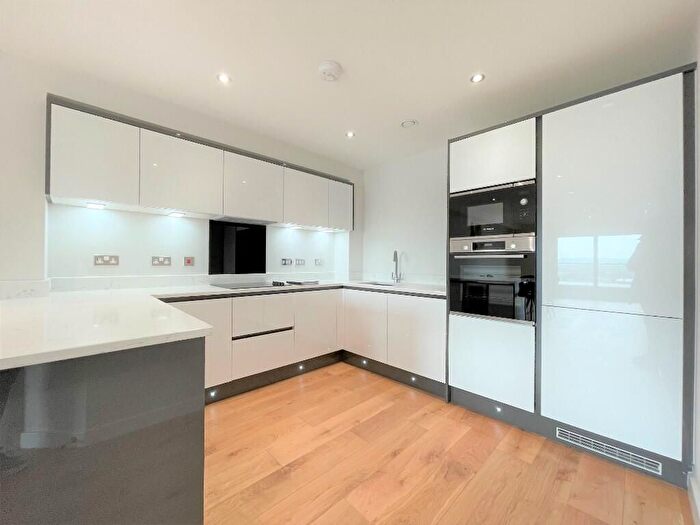 3 Bedroom Flat To Rent In Cinnamon Close, Croydon, CR0