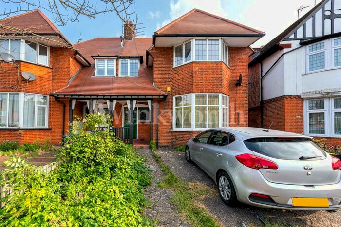 2 Bedroom Apartment To Rent In Golders Green Crescent, London, NW11