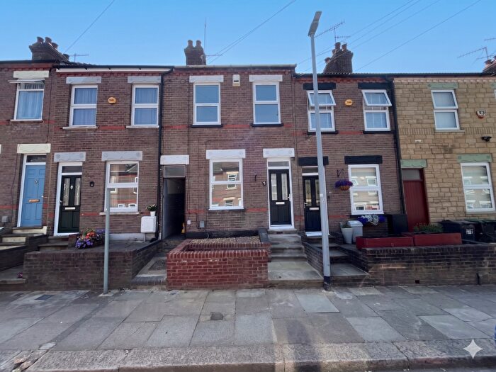 2 Bedroom Terraced House For Sale In St. Pauls Road, Luton, Bedfordshire, LU1