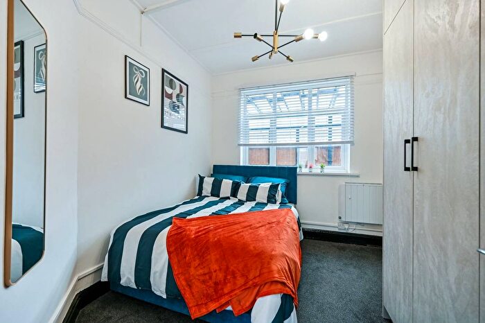 1 Bedroom Flat To Rent In Whitton Dene, Twickenham, Isleworth, TW7