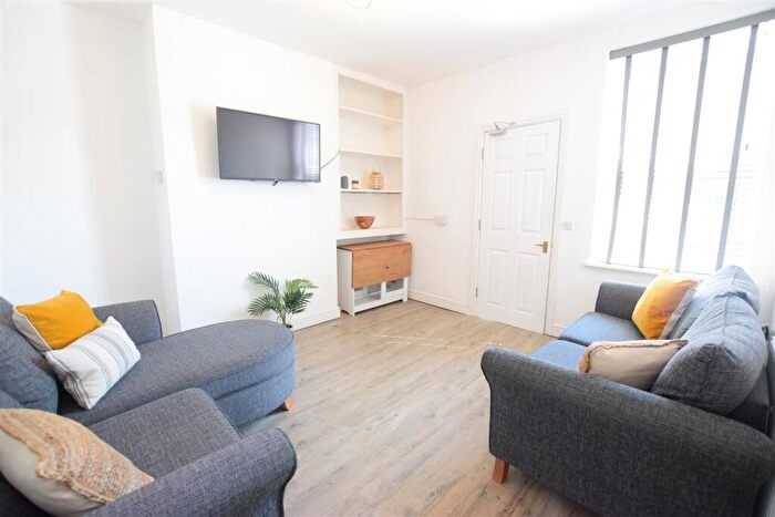 3 Bedroom Terraced House To Rent In Charles Street West - Student House - /, LN1