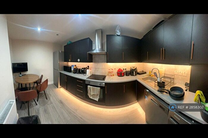 4 Bedroom Flat To Rent In Argyle Street, Glasgow, G3