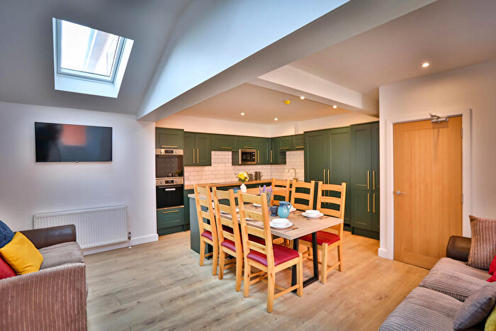 6 Bedroom Semi-Detached House To Rent In Ash Gardens, Leeds, West Yorkshire, LS6