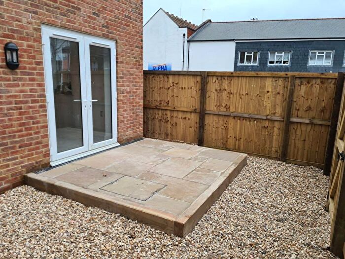 2 Bedroom Flat To Rent In - Castle Street, Wiltshire, BA14