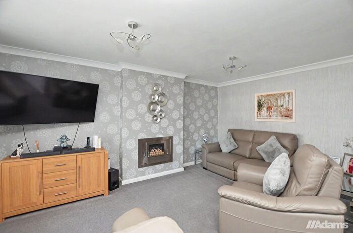 3 Bedroom Semi-Detached Bungalow For Sale In Eskdale Close, Beechwood, WA7