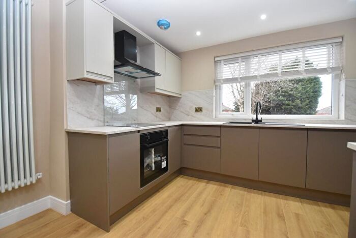 3 Bedroom Semi-Detached House To Rent In Hollowdene, Gawber, S75