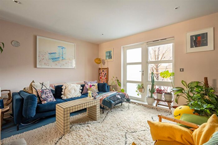 2 Bedroom Flat For Sale In Reading Lane, Hackney, E8