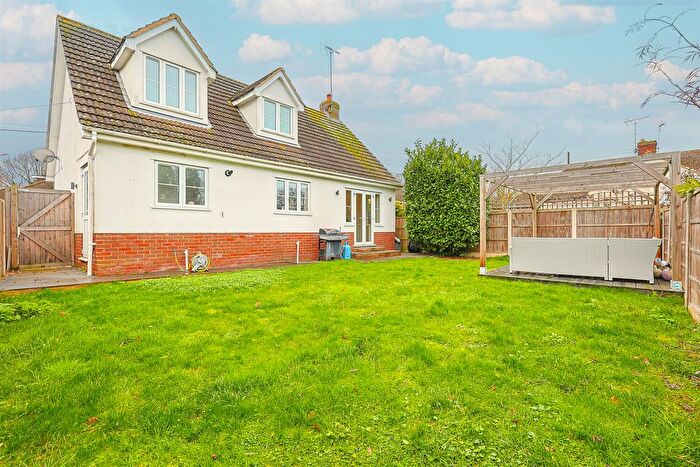 3 Bedroom Detached House For Sale In Broad Walk, Hockley, SS5