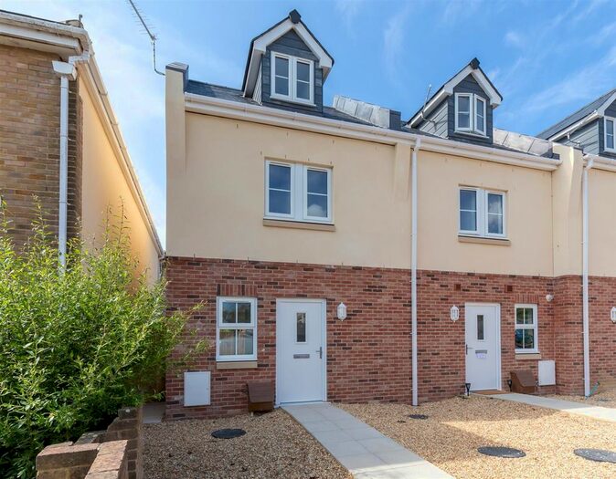 2 Bedroom Property To Rent In Newport Road, Cowes, PO31