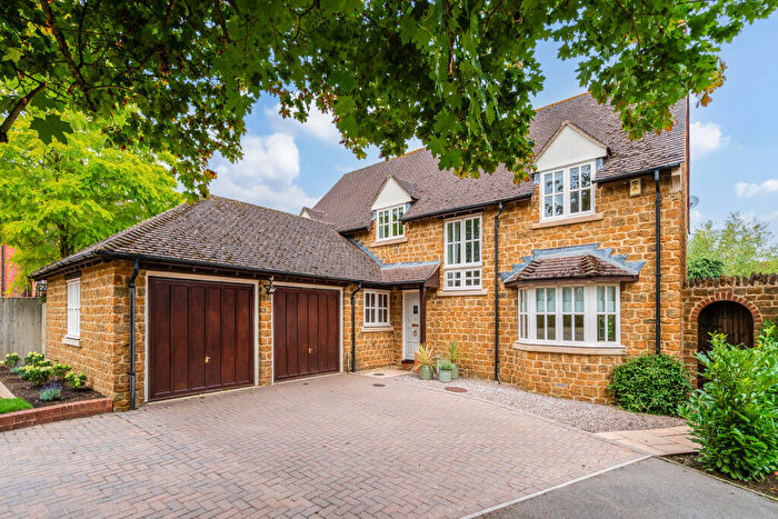 4 Bedroom Detached House For Sale In Lake Walk, Adderbury, OX17