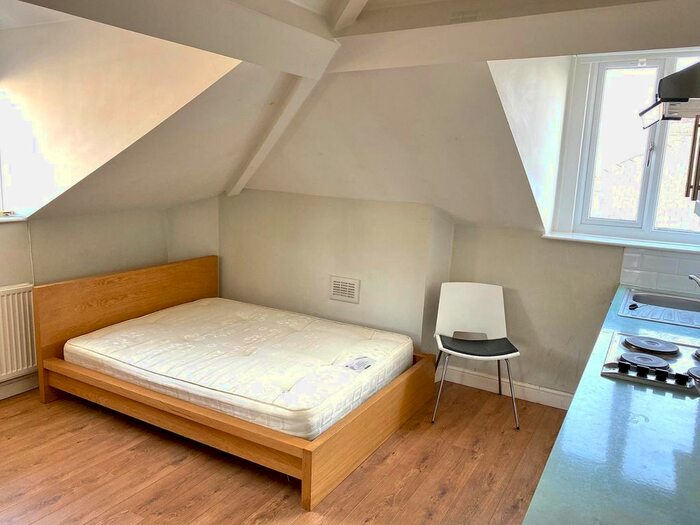 Studio To Rent In Finsbury Park Road, London, N4