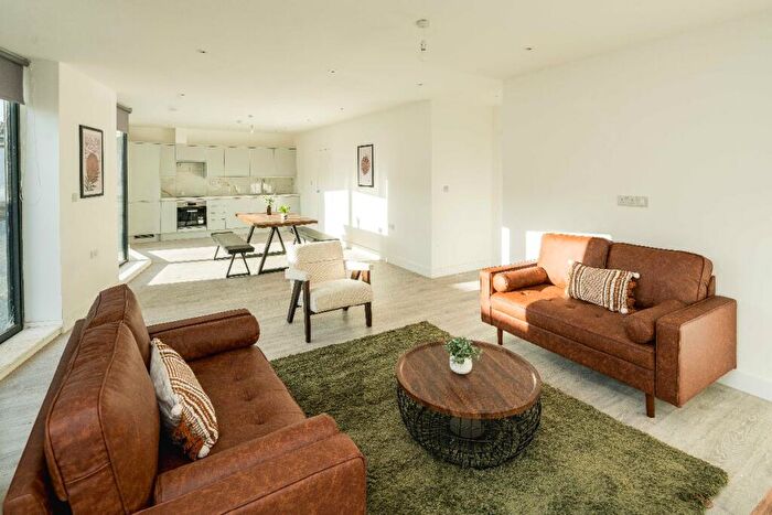 4 Bedroom Flat To Rent In Cuckoo Hall Lane, London, N9