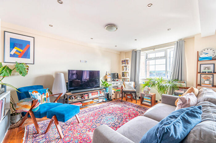 2 Bedroom Flat For Sale In Ashford Court, Cricklewood, London, NW2