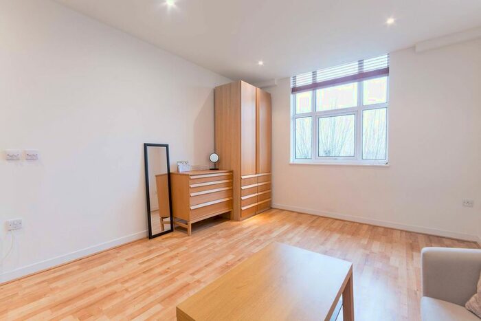 Studio To Rent In Bromyard Avenue, Acton, London, W3