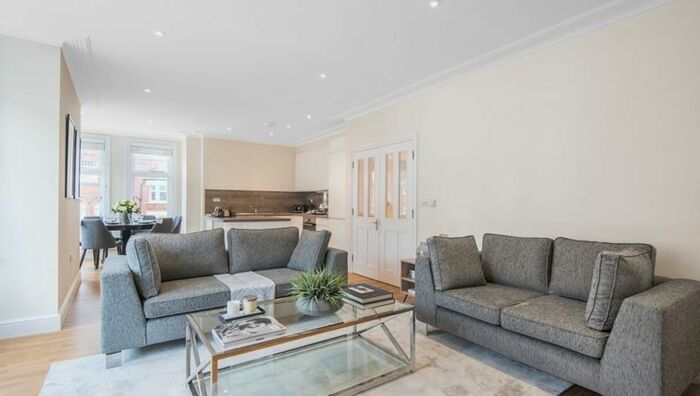 3 Bedroom Flat To Rent In Hamlet Gardens, London, W6