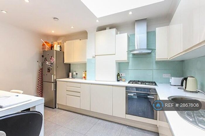 2 Bedroom Flat To Rent In Choumert Road, London, SE15