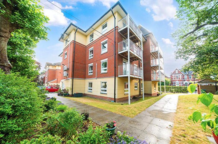 2 Bedroom Apartment For Sale In Hill Lane, Southampton, Hampshire, SO15